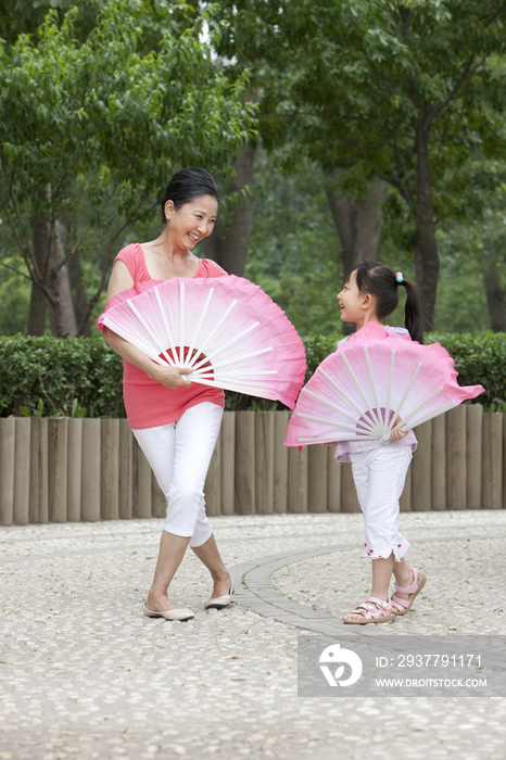 奶奶教孙女跳扇舞