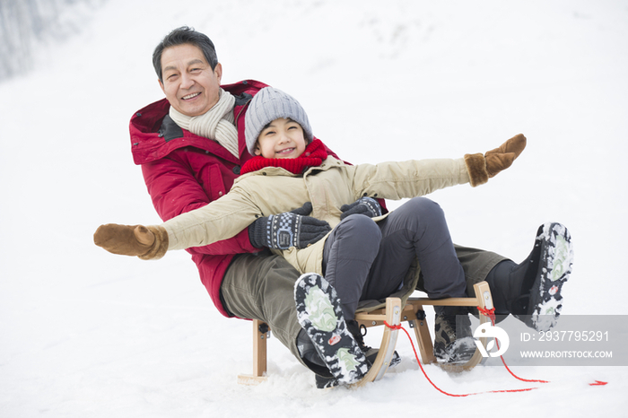 爷孙俩乘雪橇滑雪