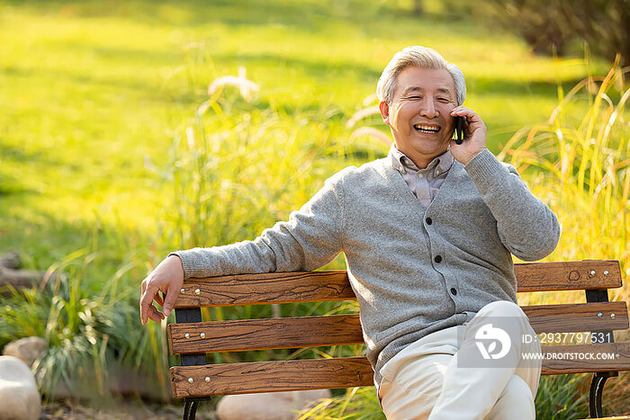 老年男子在公园打电话