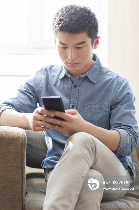 年轻男子使用手机