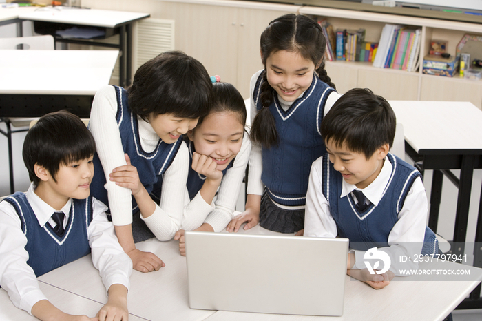 小学生在课堂上学习电脑