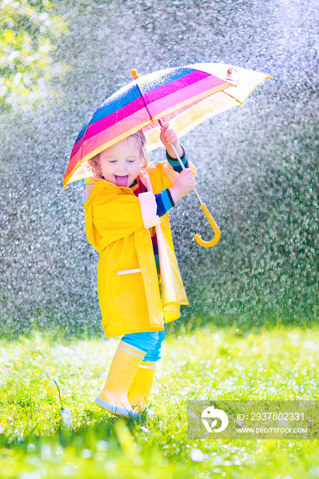 有趣的小孩带着雨伞在雨中玩耍