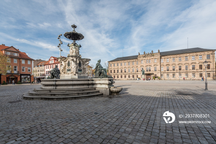 Schlossplatz Erlangen mit Paulibrunnen