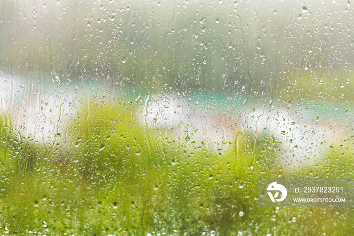 夏天窗玻璃上的雨滴