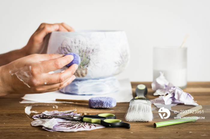 剪纸爱好者的手用薰衣草图案装饰花瓶-一些艺术用品在桌子上
