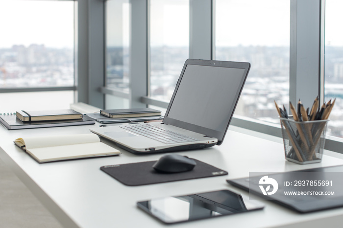 舒适的办公桌在办公室窗户和城市景观。