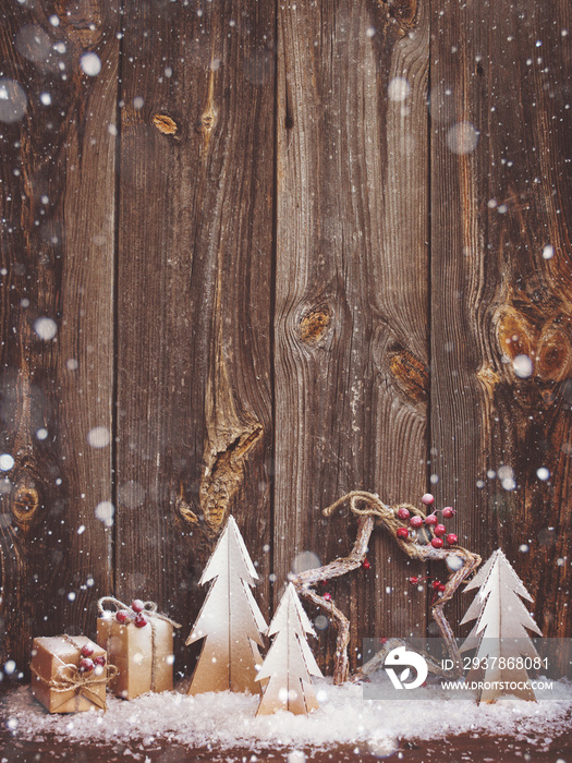木制背景的圣诞装饰