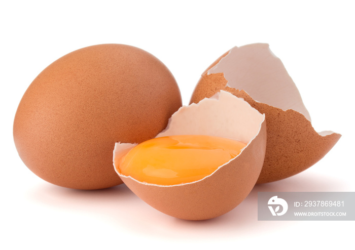 鸡蛋碎在蛋壳里，生鸡蛋分离在白背锅上