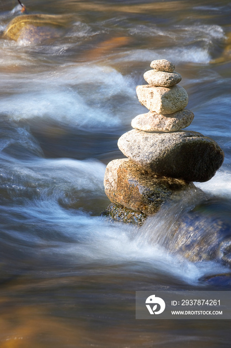 kleiner Fluss mit vielen Steinen und Wellen