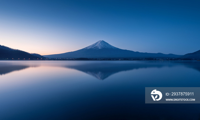 黎明时分的富士山，宁静的湖面倒影