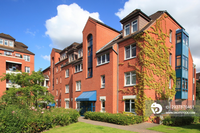 Wohnhaus Mehrfamilienhaus Balkone, Fassade, blauer Himmel