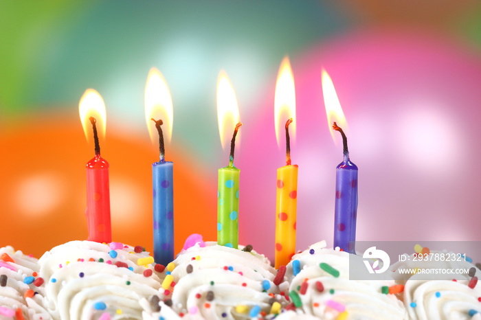 用气球、蜡烛和蛋糕庆祝