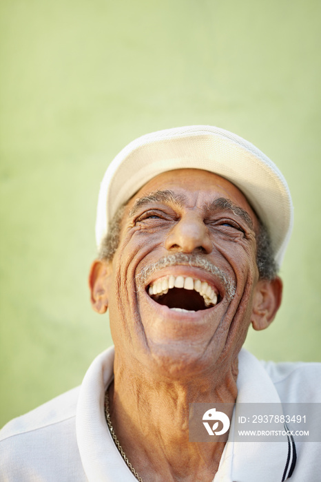 年长的拉丁裔男子微笑的喜悦