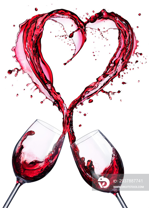 浪漫的酒红祝酒词在飞溅在一个心形
