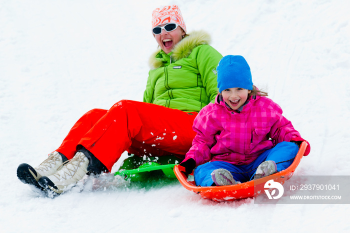 冬天的乐趣-在冬天的时候全家人一起坐雪橇
