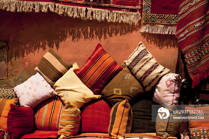 麦地那露天市场一家街边商店里的摩洛哥坐垫