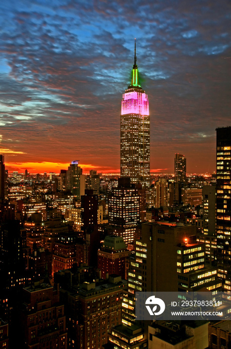 夜幕降临时的纽约市中心天际线