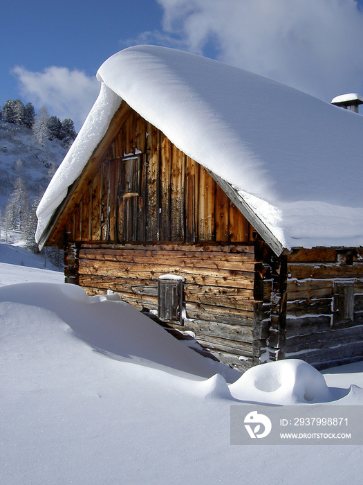 雪中的高山小屋