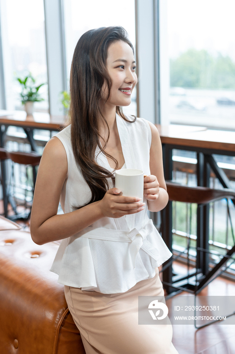 年轻女子在喝水