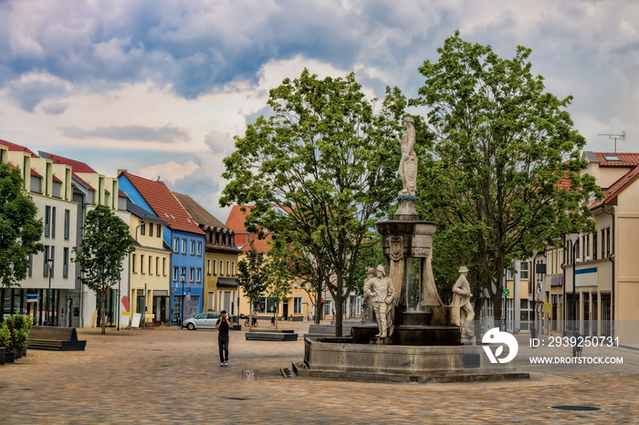 schönebeck, deutschland - marktbrunnen in der altstadt