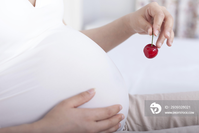 孕妇健康饮食主题,孕妇拿着樱桃