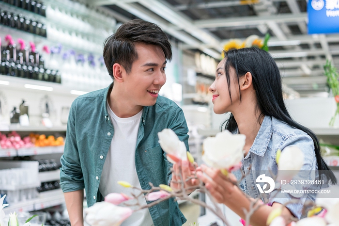 年轻情侣选购装饰花