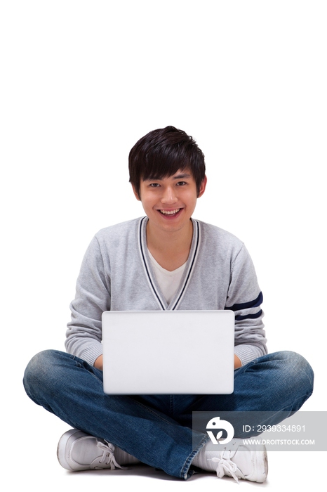年轻男人坐在地上使用笔记本电脑