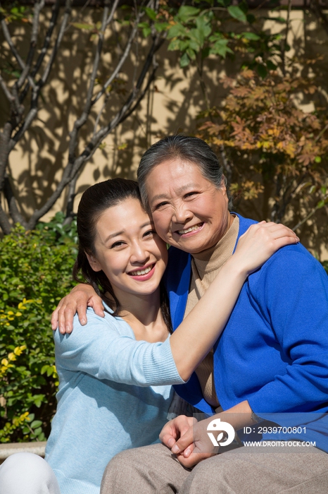 年轻女人和老年女人在院子里