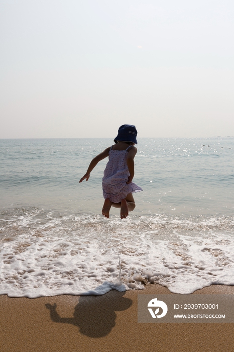 儿童在沙滩上跳跃