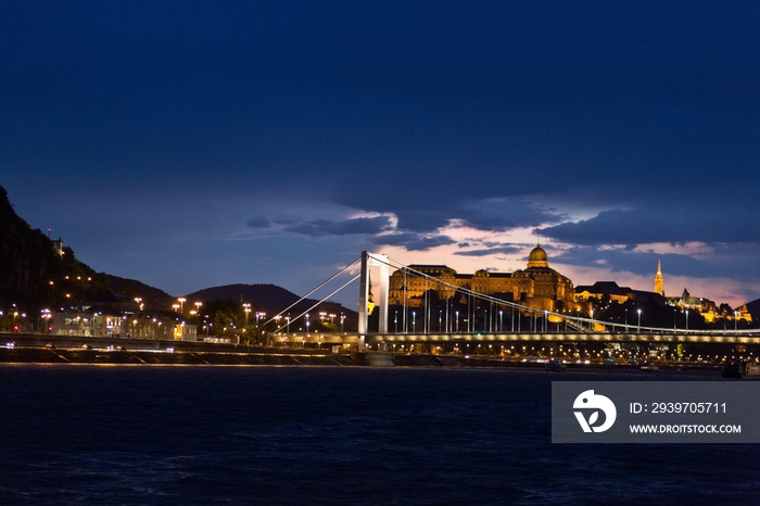 布达佩斯伊丽莎白大桥和多瑙河夜景