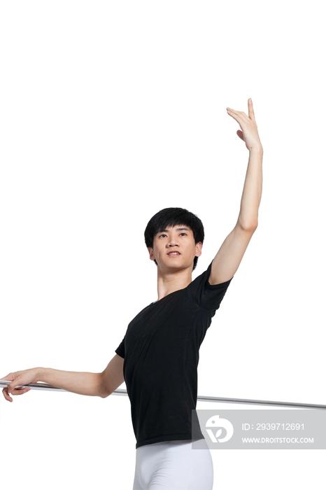 棚拍年轻的芭蕾舞男演员练习基本功