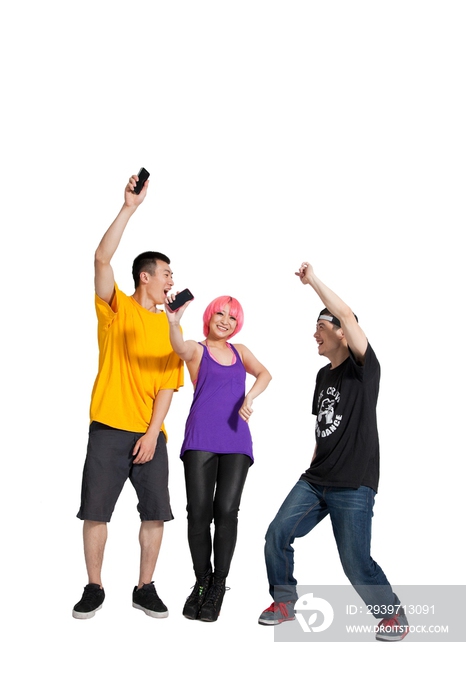 棚拍年轻人举着手机跳舞