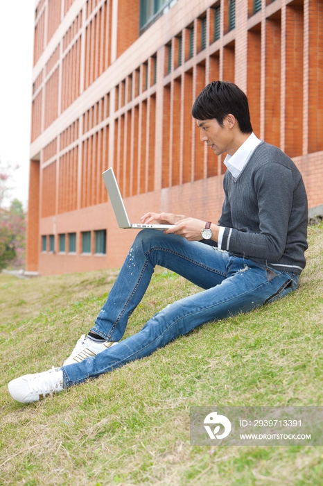 年轻大学生在校园里使用笔记本电脑