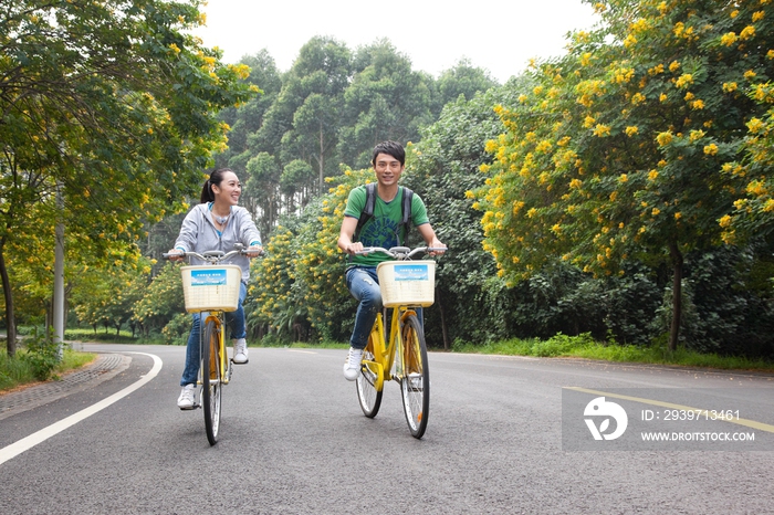 年轻大学生在校园里骑车