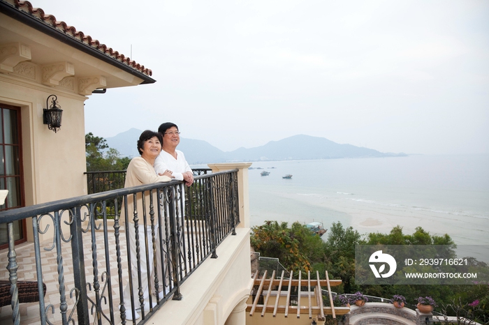 老夫妻在海滨酒店度假