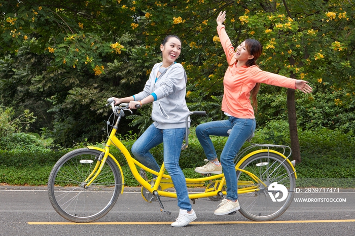 年轻大学生在校园里骑车