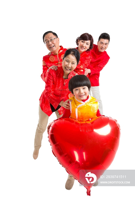 棚拍中国新年快乐的唐装家庭捧红色心形气球