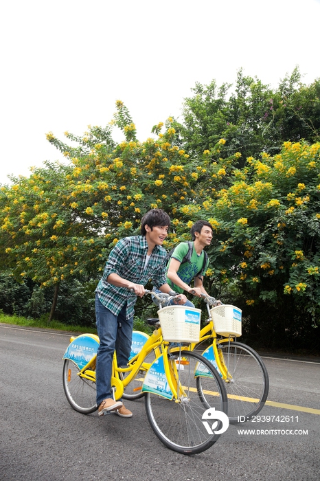 年轻大学生在校园里骑车