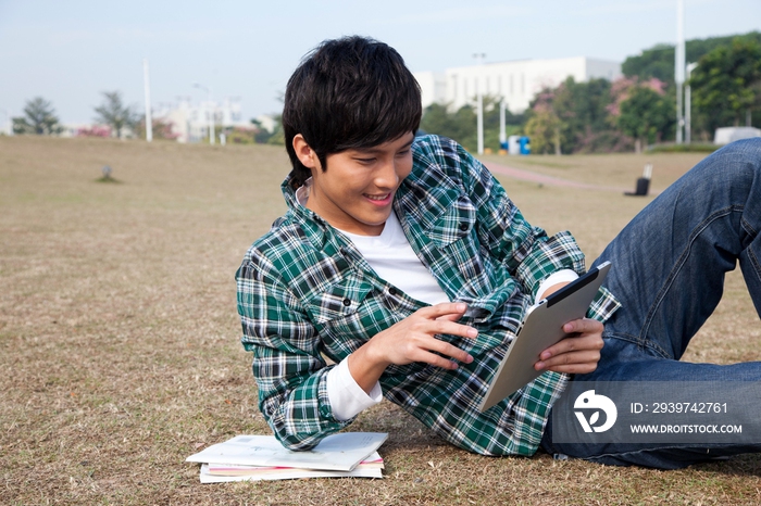 年轻大学生在公园郊游