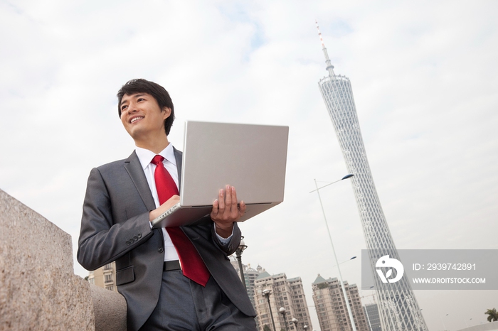 年轻商务男士在办公楼外