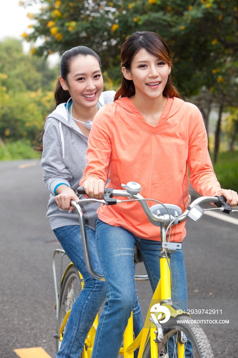 年轻大学生在校园里骑车