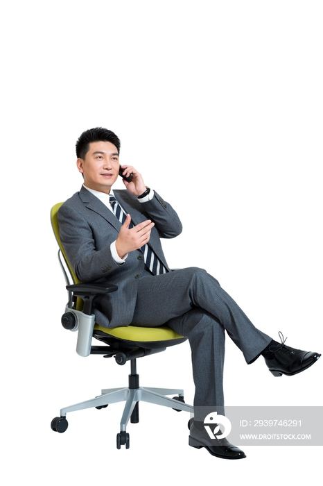 棚拍中年商务男士坐办公椅打手机