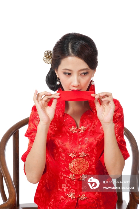 棚拍身穿中国传统服装的年轻女人涂口红