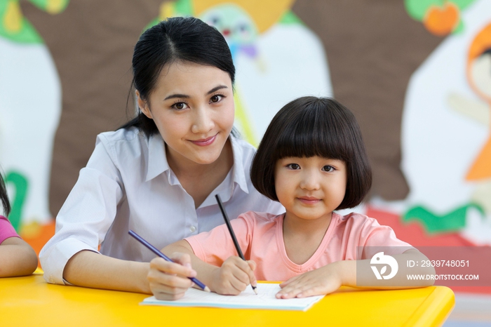 幼儿园老师辅导儿童学习