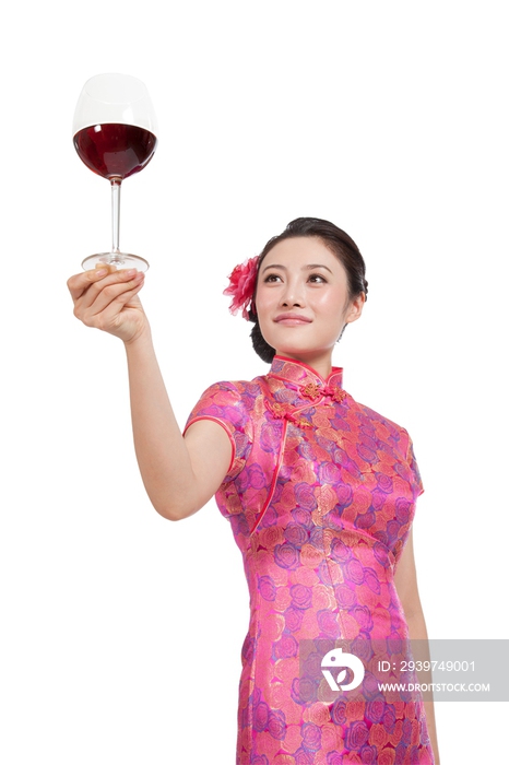 棚拍身穿中国传统服装的年轻女人端酒杯