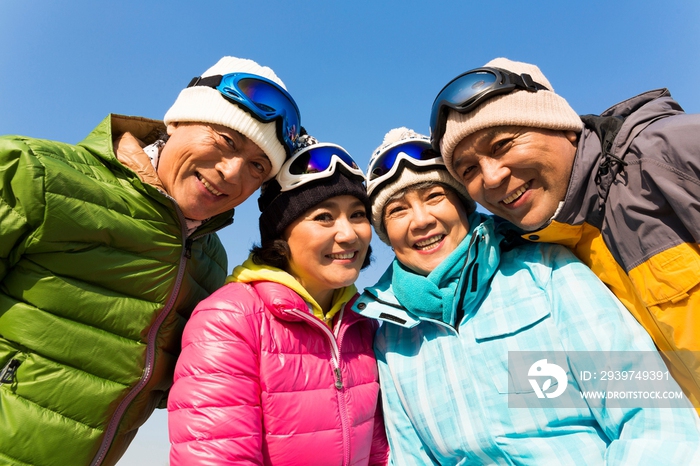 快乐的老年人冬季登山