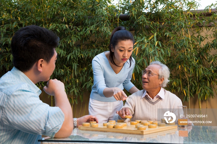 父子在院子里下棋