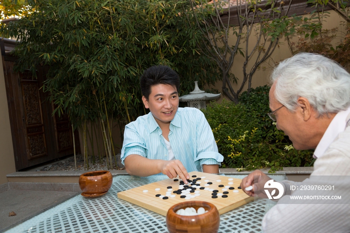 父子在院子里下棋