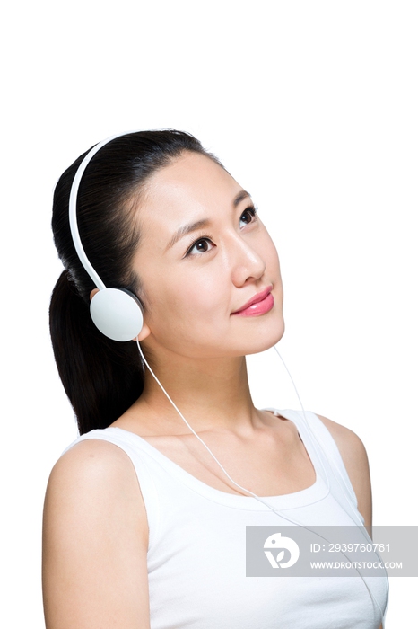 棚拍快乐的年轻女人戴着耳机