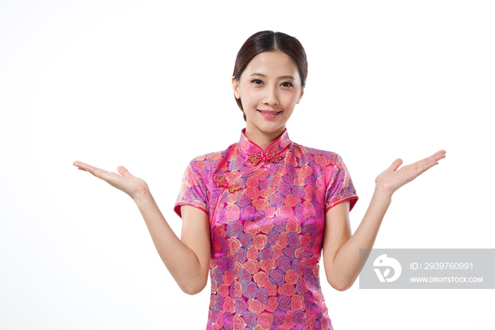 棚拍身穿中国传统服装的年轻女人做手势